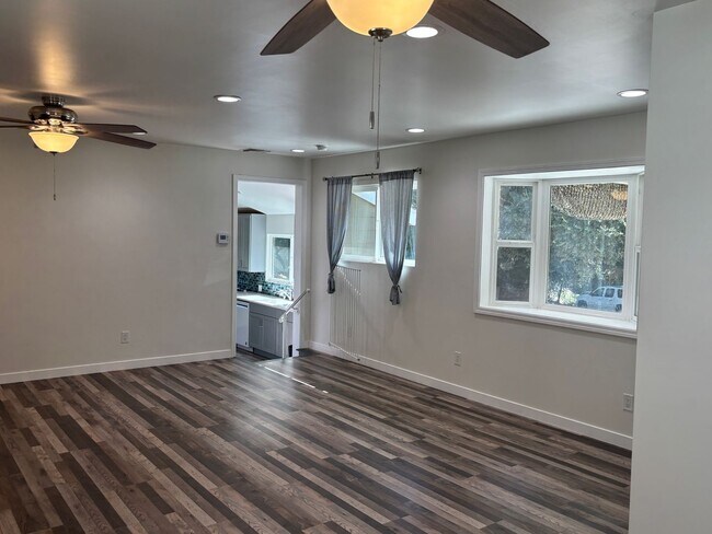 Building Photo - Great Location! A Must See 2 Bedroom/ 2 Ba...