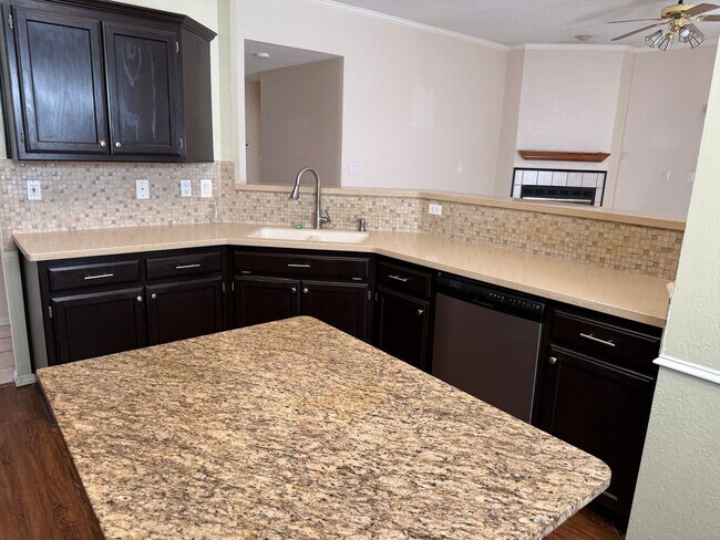 Building Photo - Nice, spacious 3 br, 2 Bath with major kit...