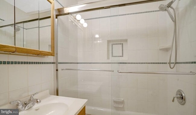 Building Photo - 8236 Governors Ct