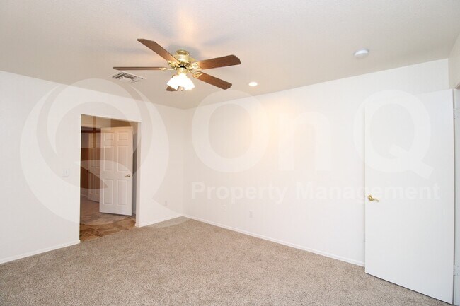 Building Photo - 5216 E Florian Ave