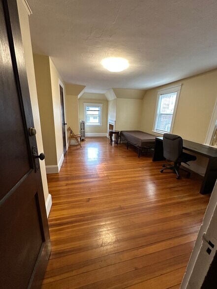 Building Photo - 121 Glenville Ave