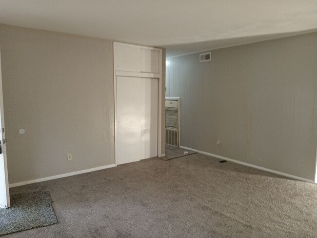 Building Photo - Move in by 1/31/2025 & Get 1/2 Off 1st Mon...