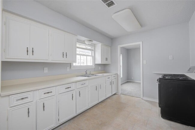 Building Photo - 1427 W 6th St