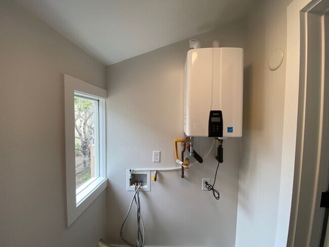 Building Photo - 542 Pine Ave