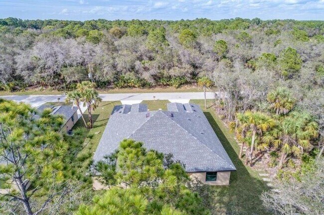 Building Photo - 17113 Thompson Ave