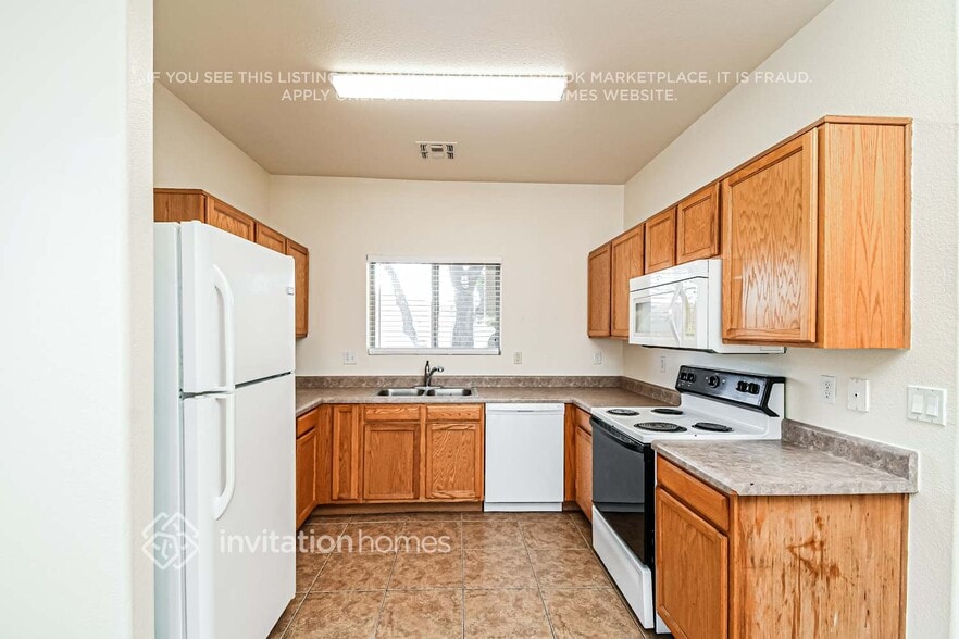 Building Photo - 934 E Silversmith Trail
