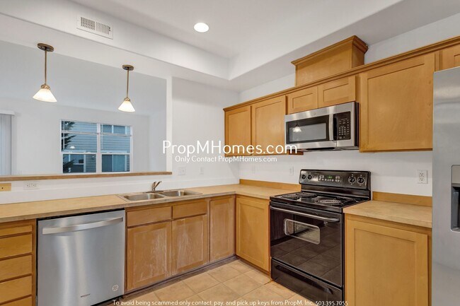 Building Photo - Spacious Townhome in Tanasbourne!