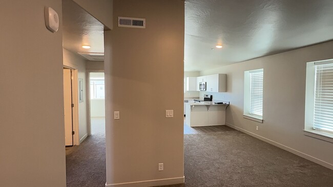 Building Photo - Charming 2 Bedroom End Unit Condo - Pet Fr...