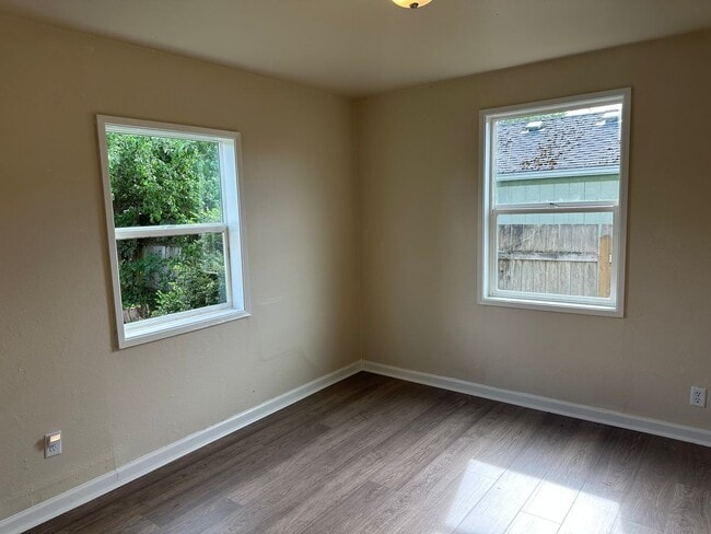 Building Photo - Charming 2 bed 1 bath house in a great nei...