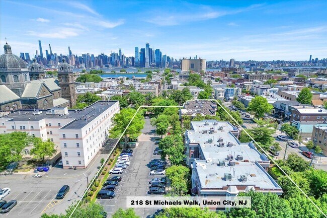 Building Photo - 218 St Michaels Walk