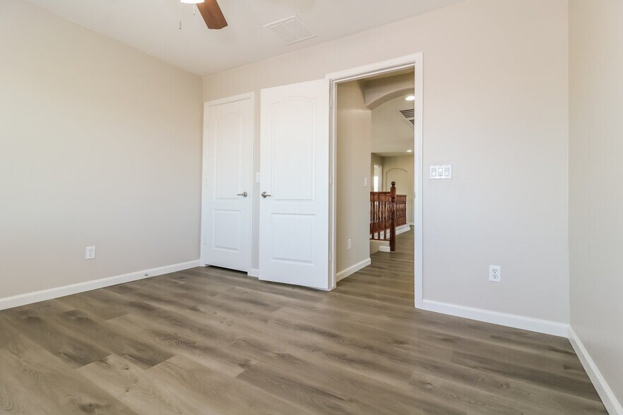 Building Photo - 7113 W Winslow Ave