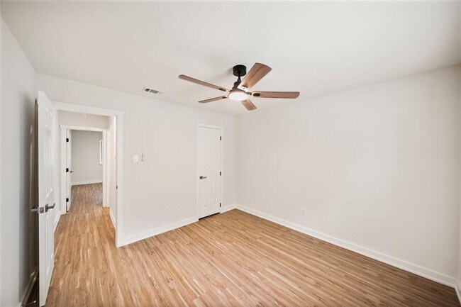 Building Photo - 18 Tulip Hill Ct