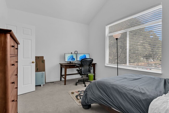 Building Photo - Quiet and Spacious 2 Bedroom Condo in Sunny Novato!