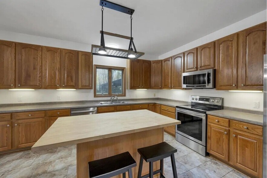 Building Photo - 969 Riverside Dr