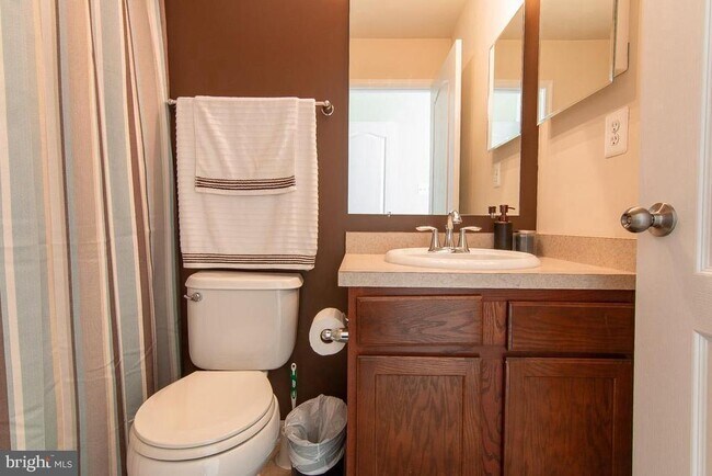 Building Photo - 816 Croggan Cres