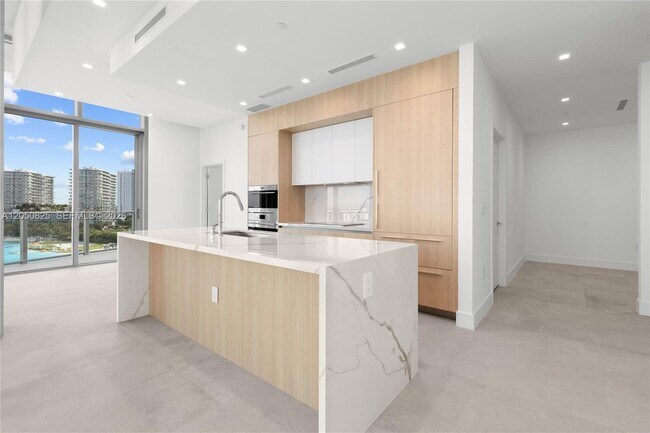 Building Photo - 2411 Laguna Cir
