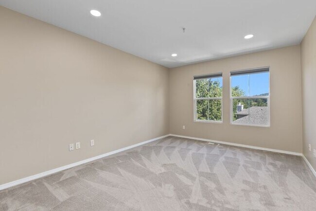 Building Photo - AIR CONDITIONED Townhome in Beautiful Summ...