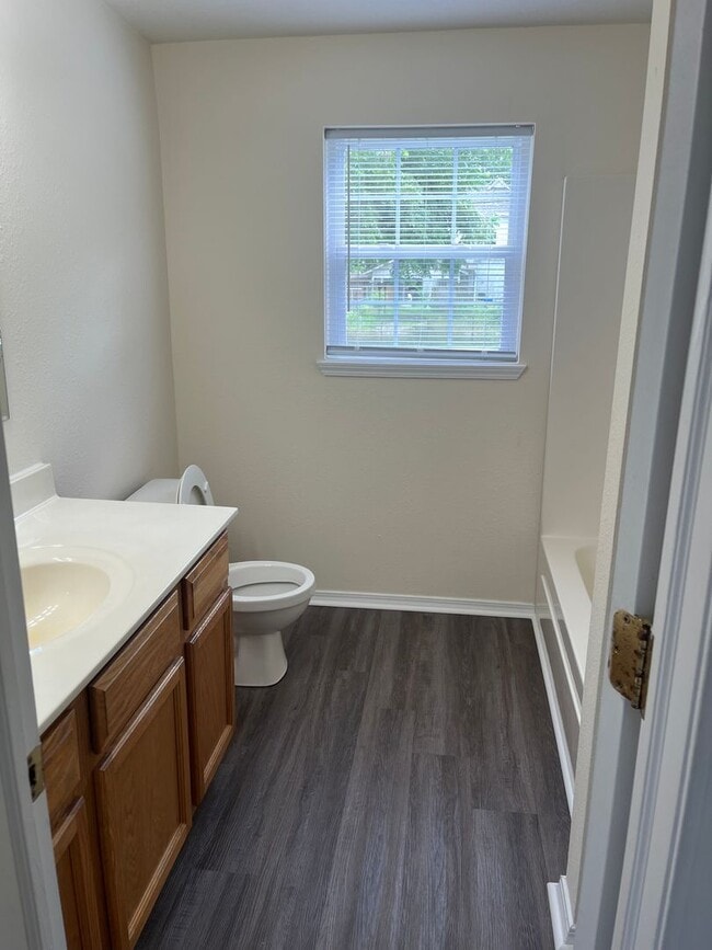Building Photo - ADORABLE 3 BEDROOM HOUSE READY!