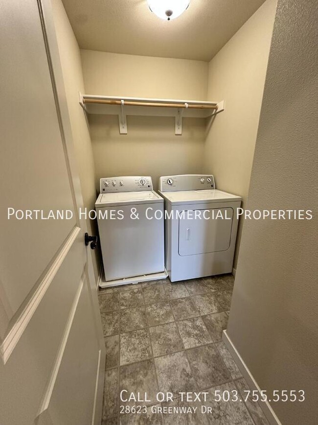 Building Photo - 3 Bed 2 1/2 Bath Wilsonville Gem ** $300 o...