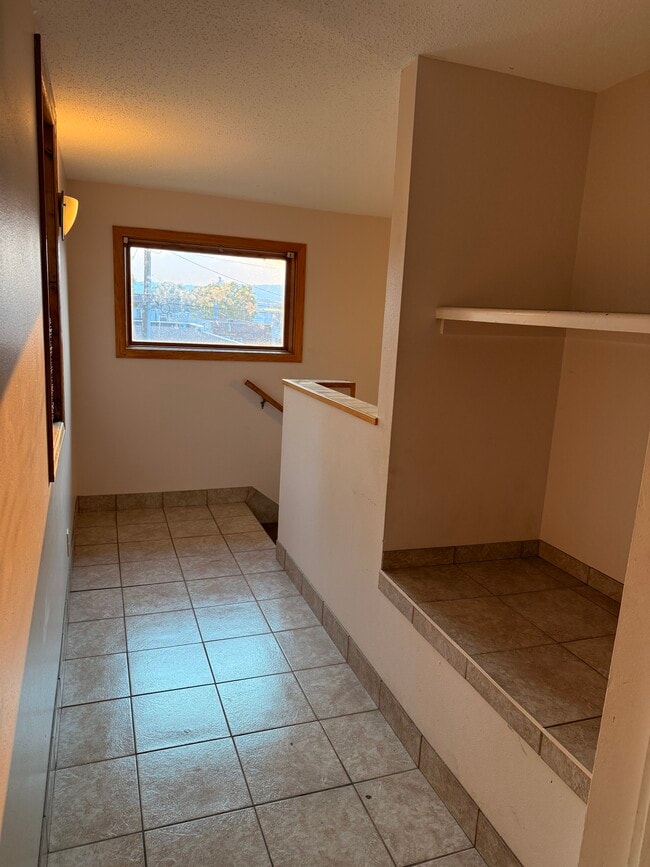 Building Photo - 619 Rose St