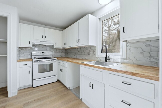 Building Photo - COMING SOON - 3 Bedroom house with updated features and fenced in yard!