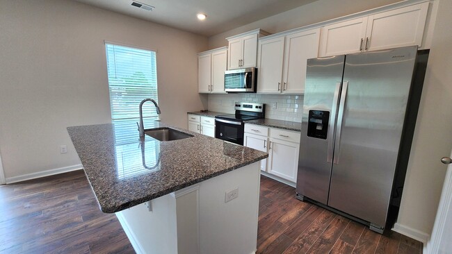 Building Photo - 560 Country Oak Dr