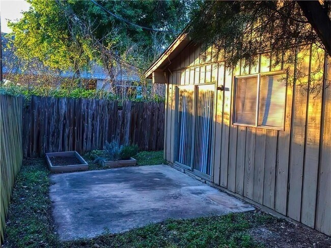 Building Photo - 2404 Audubon Pl