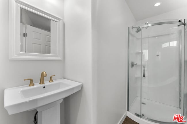 Building Photo - 33 Wavecrest Ave