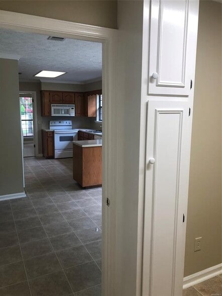 Building Photo - 4145 Johnstown Dr