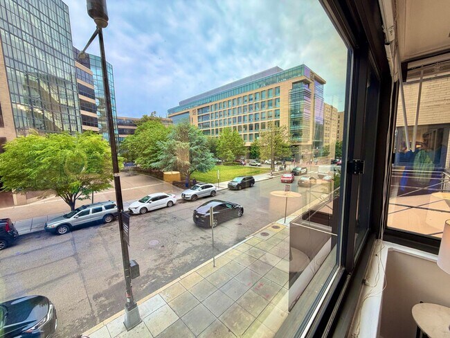 Building Photo - FREE RENT!  Unique Studio in Foggy Bottom with Solarium Near GW University and Hospital. An Excep...