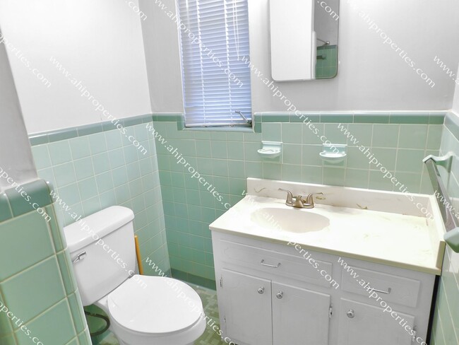 Building Photo - 3520 Royal Crest Dr