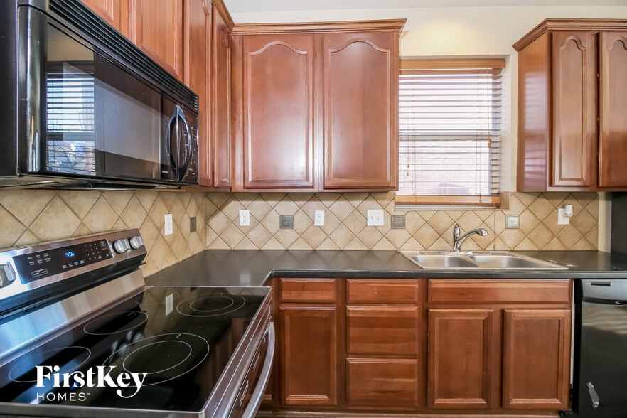 Building Photo - 4532 Fir Dr