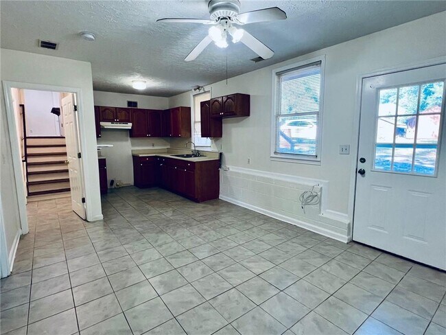 Building Photo - 4005 Shallowford Rd