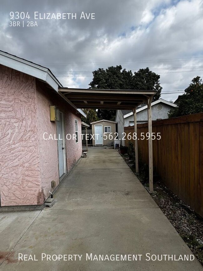 Building Photo - Three Bedroom Home with Garage for Rent in...