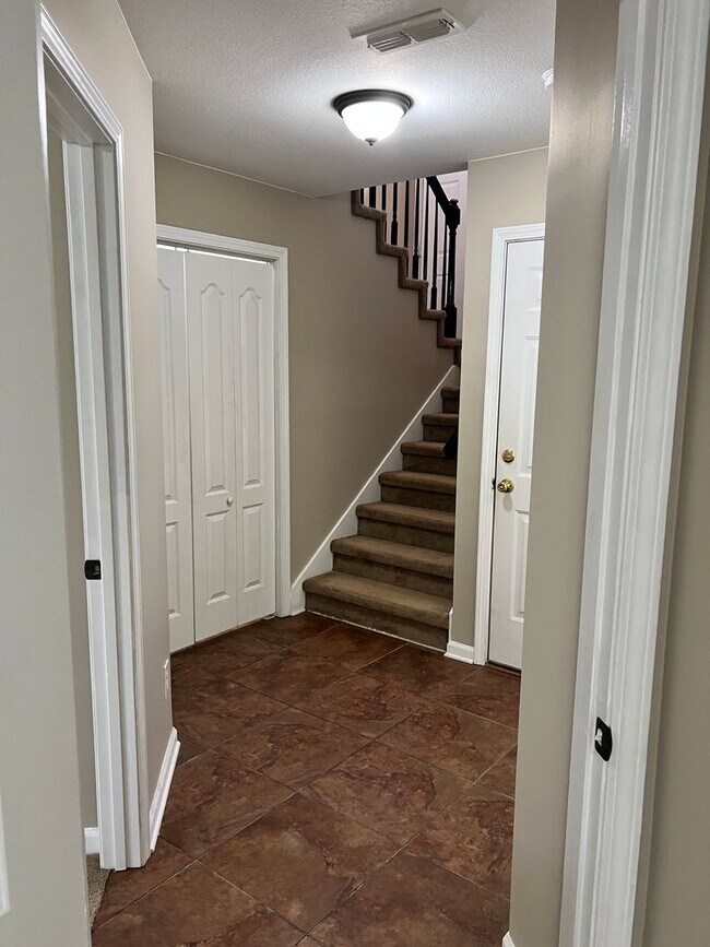 Building Photo - 3 bed/2bath Townhome freshly painted!