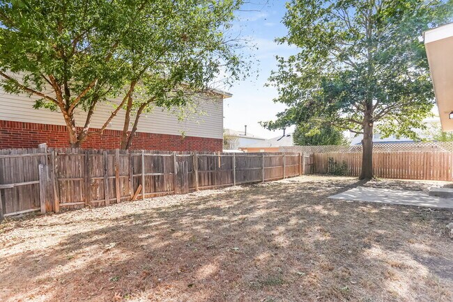 Building Photo - 8761 Stonebriar Ln
