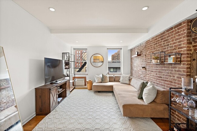 Primary Photo - 1315 Washington St