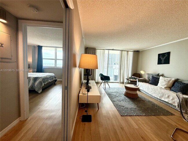 Building Photo - 1155 Brickell Bay Dr