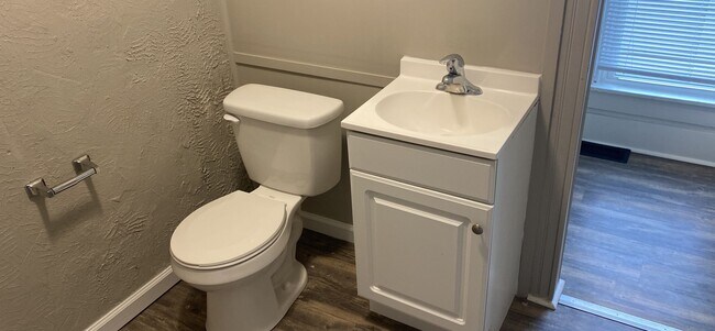 Building Photo - 107 N Second 4BR/2BA (Trenton)