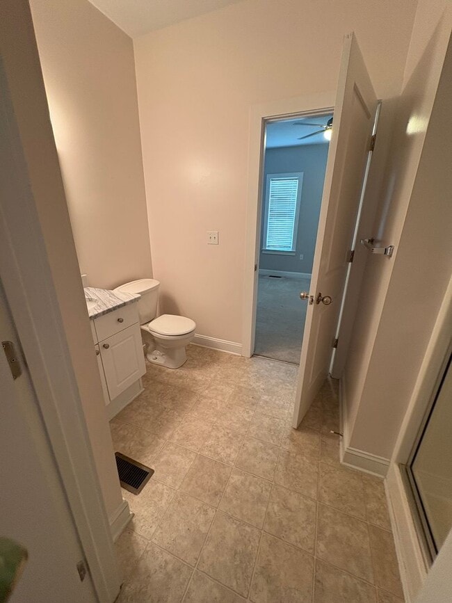 Building Photo - 3 Bedroom 2 Bath home  a few minutes from ...