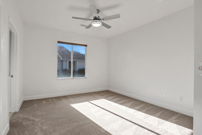 Building Photo - 3/2.5 in Pelican Bay