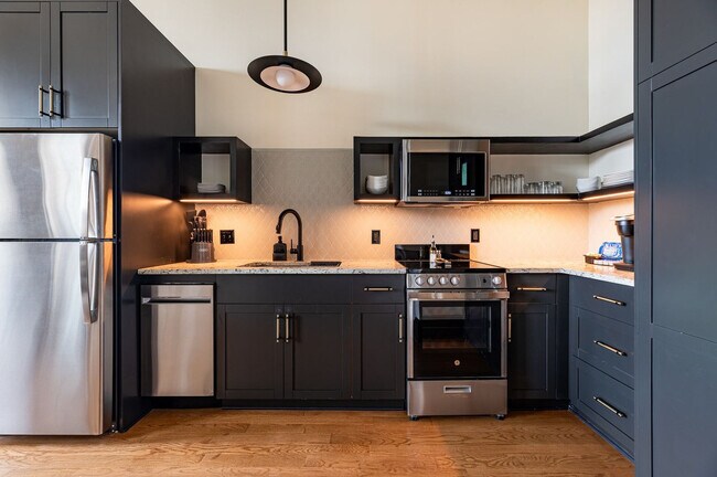 Building Photo - 1011 Canal St