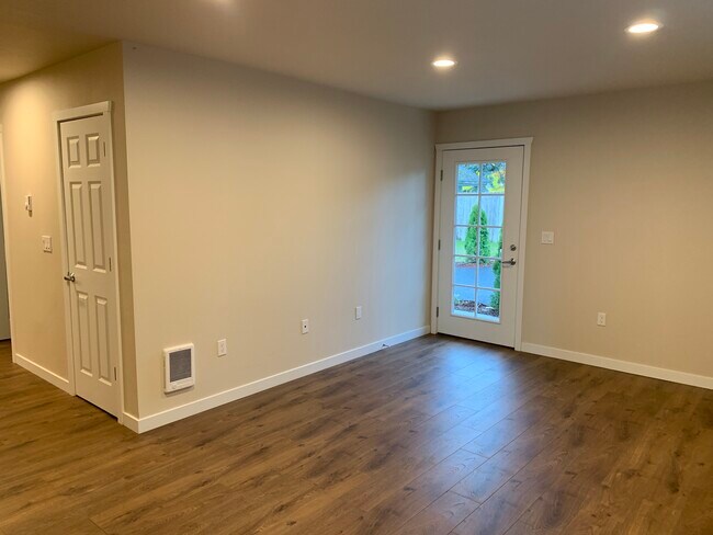 Building Photo - 619 Elizabeth St