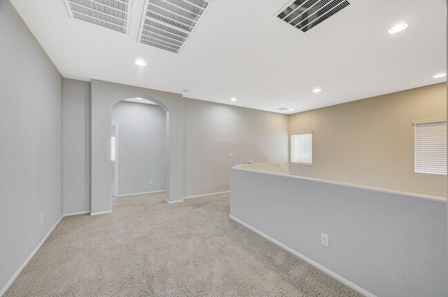 Building Photo - Beautiful DR Horton Home in Centennial Hil...