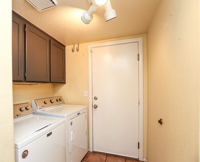 Building Photo - 161 Kachina Dr