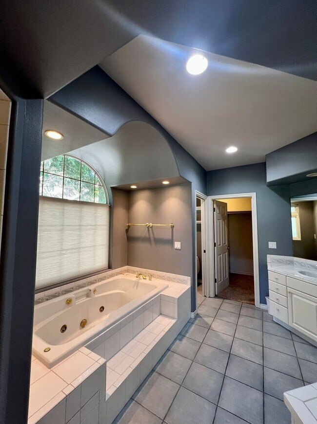 Building Photo - Beautiful 3-Bed 3-Bath home on Semiahmoo G...