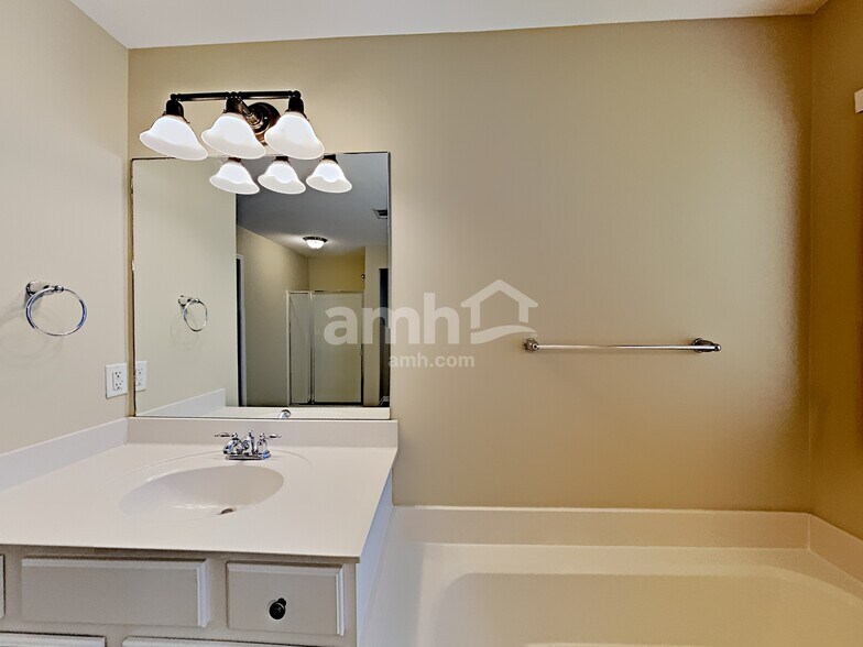 Building Photo - 302 Forest Bend Dr