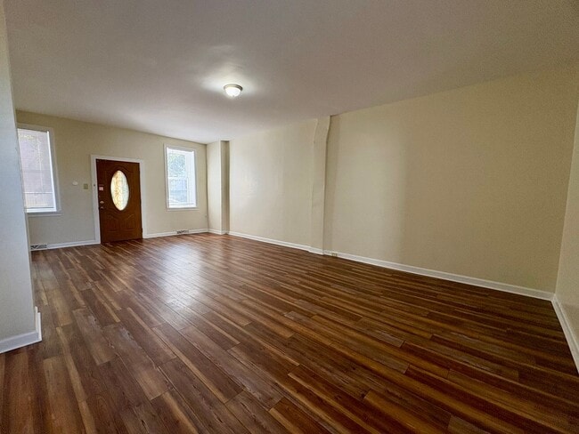 Building Photo - 4 Bedroom 1 Bathroom Rowhome in Reading w/...