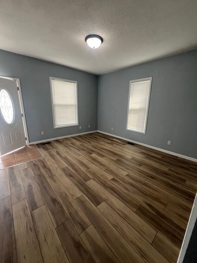 Building Photo - Newly renovated! 2 BEDROOM, OFFICE SPACE, LAUNDRY ROOM!