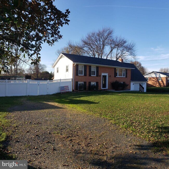 Building Photo - 123 Little Whim Rd